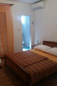 een slaapkamer met een bed en een kamer met een raam bij Apartments by the sea Sveta Nedilja, Hvar - 11433 in Sveta Nedelja