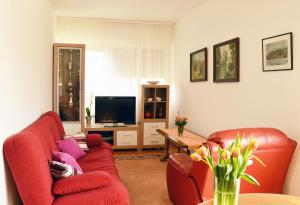 salon z 2 czerwonymi kanapami i telewizorem w obiekcie Apartments with WiFi Split - 11580 w Splicie