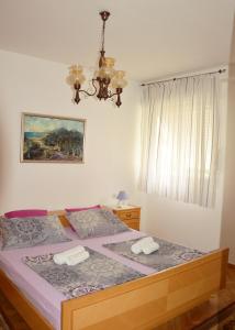sypialnia z łóżkiem z dwoma ręcznikami w obiekcie Apartments with WiFi Split - 11580 w Splicie