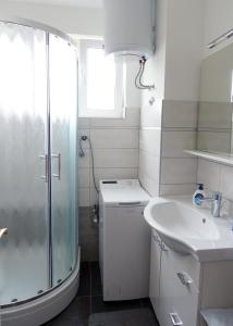 biała łazienka z prysznicem i umywalką w obiekcie Apartments with WiFi Split - 11580 w Splicie