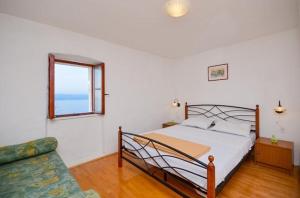 Posteľ alebo postele v izbe v ubytovaní Apartment Brela 11552a