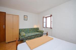 Posteľ alebo postele v izbe v ubytovaní Apartment Brela 11552a + 9 fotografií