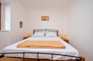Posteľ alebo postele v izbe v ubytovaní Apartment Brela 11552a
