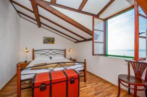 Posteľ alebo postele v izbe v ubytovaní Apartments with parking spaces Brela, Makarska - 11552