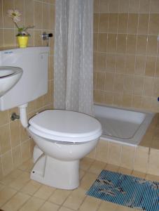 Kúpeľňa v ubytovaní Apartments with parking spaces Brela, Makarska - 11552