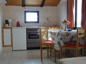 Kuchyňa alebo kuchynka v ubytovaní Apartments with parking spaces Brela, Makarska - 11552