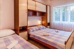 a bedroom with two beds and a window at Apartments with a parking space Trpanj, Peljesac - 11545 in Trpanj