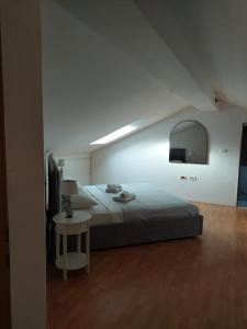 Dormitorio blanco con cama y mesa en Apartments by the sea Sukosan, Zadar - 12313, en Sukošan