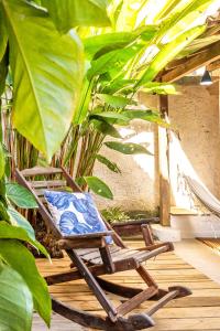 una mecedora sentada en un porche con plantas en Villa Hortencia Quadrado en Trancoso