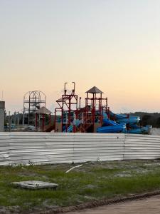 a water park with a bunch of slides at MAUÍ BEACH RESIDENCE - Beira-mar Tamandaré- Próximo a Igreja de São Pedro- PE in Tamandaré