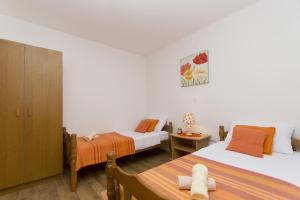 1 dormitorio con 2 camas y una mesa pequeña en Seaside holiday house Cove Gradina, Korcula - 13803, en Vela Luka