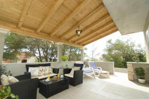 un patio al aire libre con pérgola de madera en Seaside holiday house Cove Gradina, Korcula - 13803, en Vela Luka