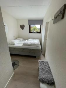 ein kleines Schlafzimmer mit 2 Betten und einem Fenster in der Unterkunft Auf der Platte 1 in Winterberg