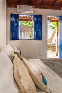 Cama en habitación con ventana y cama sidx sidx en Villa Hortencia Quadrado, en Trancoso