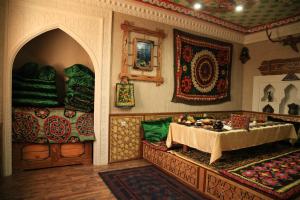 una habitación con mesa y sofá y una habitación con mesa en Sipehr Hotel, en Chkalovsk