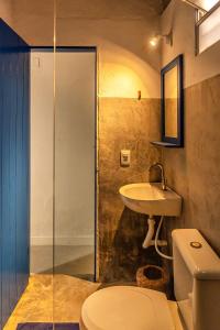 een badkamer met een toilet en een wastafel bij Villa Hortencia Quadrado in Trancoso