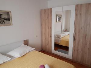 Fotografia z galérie ubytovania Apartments with a parking space Omis - 13785 v Omise