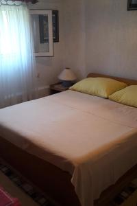 Postel nebo postele na pokoji v ubytování Apartments by the sea Prvic Luka, Prvic - 13845