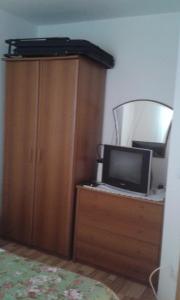 a laptop computer sitting on top of a wooden dresser at Apartment Zivogosce - Porat 13853c in Igrane
