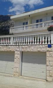 Casa con 2 puertas de garaje y balcón en Apartments by the sea Zivogosce - Porat, Makarska - 13853, en Igrane