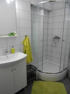 ein Badezimmer mit einer Dusche, einem Waschbecken und einer Badewanne in der Unterkunft Apartment Okrug Gornji 13859a in Trogir
