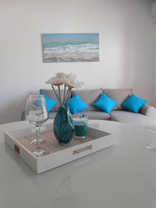 ein Wohnzimmer mit einem Sofa und einem Tisch mit einem Glas Wein in der Unterkunft Apartment Okrug Gornji 13859a in Trogir