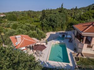 uma vista aérea de uma casa com piscina em Family friendly apartments with a swimming pool Sutomiscica, Ugljan - 13872 em Preko