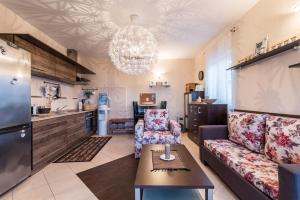 ein Wohnzimmer mit einem Sofa und einer Küche in der Unterkunft Family friendly apartments with a swimming pool Sutomiscica, Ugljan - 13872 in Preko