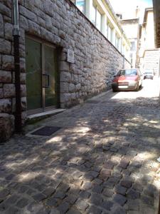 una calle de ladrillo con un coche estacionado al lado de un edificio en Apartments with WiFi Rijeka - 13882, en Rijeka