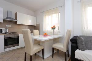 Kuchyňa alebo kuchynka v ubytovaní Apartment Split 11518c