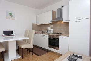 Kuchyň nebo kuchyňský kout v ubytování Apartments with a parking space Split - 11518