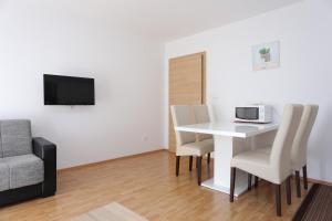 TV a/nebo společenská místnost v ubytování Apartments with a parking space Split - 11518