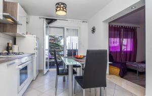 kuchnia i jadalnia ze stołem i krzesłami w obiekcie Seaside apartments with a swimming pool Krilo Jesenice, Omis - 13898 w mieście Jesenice