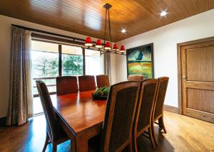 Et opholdsområde på Luxury One Bedroom Corner Suite apartment hotel