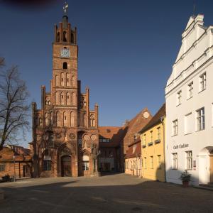 a large church with a tower with a clock on it at KARINO helles Apartment über den Havel-Gärten auf der Dominsel in Brandenburg an der Havel