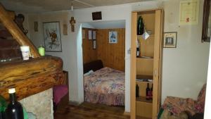 ein kleines Schlafzimmer mit einem Bett und einer Treppe in der Unterkunft Family friendly house with a swimming pool Zagvozd, Zagora - 13901 in Zagvozd
