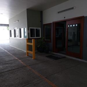 un bâtiment avec une porte et un panneau devant lui dans l'établissement Hotel Santino, à Toluca