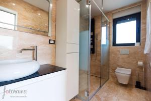 ein Badezimmer mit Waschbecken und Glasdusche in der Unterkunft Luxury villa with a swimming pool Dolinci, Crikvenica - 13914 in Grižane + 31 Fotos