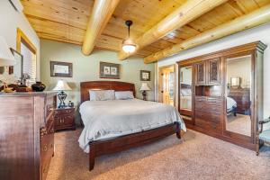a bedroom with a bed and a wooden ceiling at Boulder Ridge Lodge in Lead