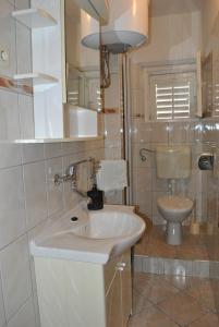 ein Bad mit einem Waschbecken und einem WC in der Unterkunft Family friendly house with a swimming pool Brna, Korcula - 13943 in Smokvica