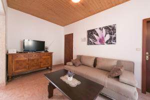 Televízia a/alebo spoločenská miestnosť v ubytovaní Apartments by the sea Podaca, Makarska - 13974
