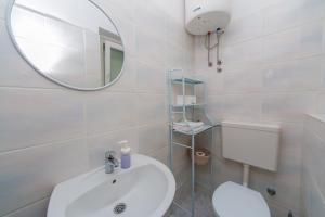 Kúpeľňa v ubytovaní Apartments by the sea Podaca, Makarska - 13974