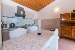 Kuchyňa alebo kuchynka v ubytovaní Apartments by the sea Podaca, Makarska - 13974