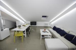 Μια τηλεόραση ή/και κέντρο ψυχαγωγίας στο Apartments by the sea Palit, Rab - 13990