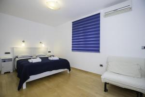 Ένα ή περισσότερα κρεβάτια σε δωμάτιο στο Apartments by the sea Palit, Rab - 13990