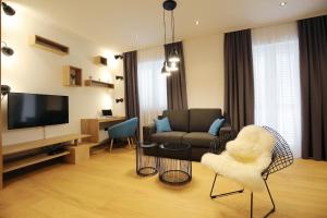 ein Wohnzimmer mit einem Sofa und einem TV in der Unterkunft Rooms by the sea Zadar - 14007 in Zadar