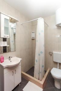 ein Bad mit einer Dusche, einem WC und einem Waschbecken in der Unterkunft Studio Lopud 14013a in Lopud Island