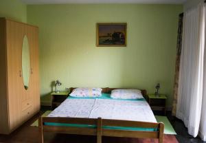 Posteľ alebo postele v izbe v ubytovaní Apartments by the sea Ribarica, Karlobag - 14032