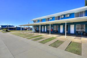 un edificio azul con escalones delante en Oscar Motel en Bundaberg