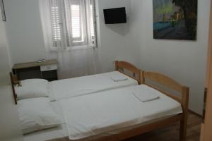 Kama o mga kama sa kuwarto sa Apartments with WiFi Rijeka - 14061